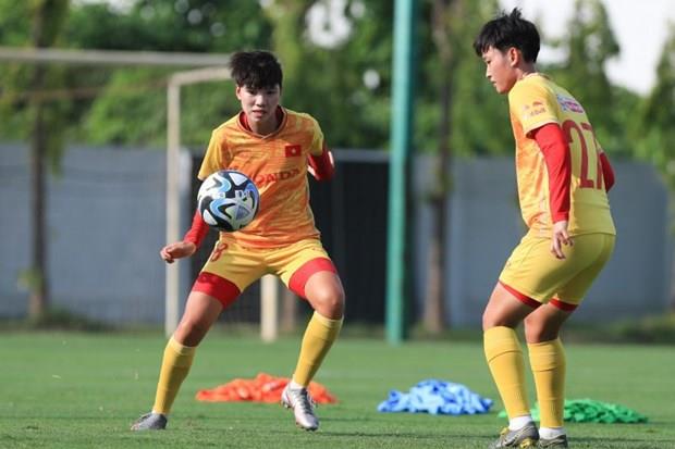 Đội tuyển Nữ Việt Nam làm quen với trái bóng của VCK World Cup 2023
