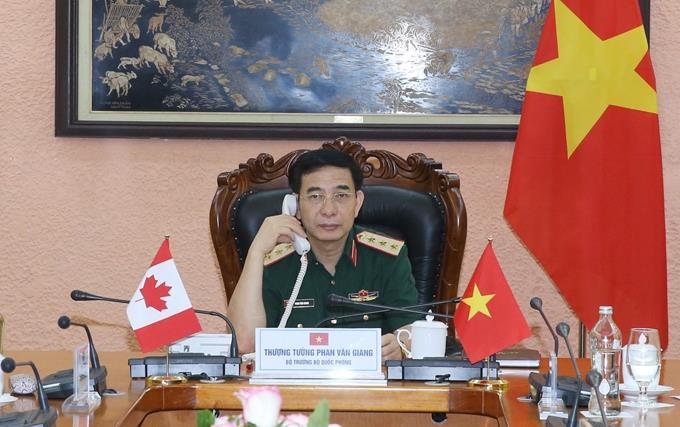 Bộ trưởng Bộ Quốc phòng Việt Nam và Bộ trưởng Quốc phòng Ca - na - đa điện đàm