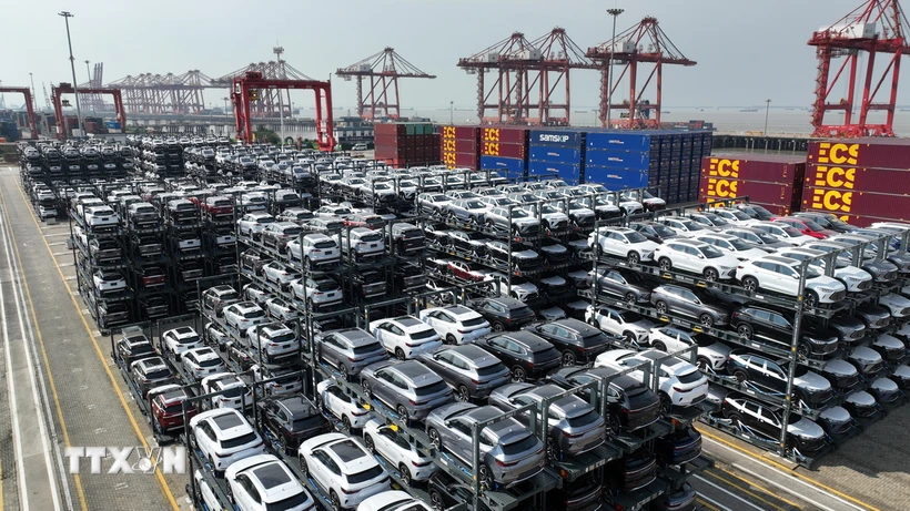 Trung Quốc: Sản xuất công nghiệp tăng vọt ngay cả khi tiêu dùng vẫn chậm chạp 