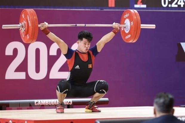 Vận động viên cử tạ Trần Minh Trí phá kỷ lục SEA Games
