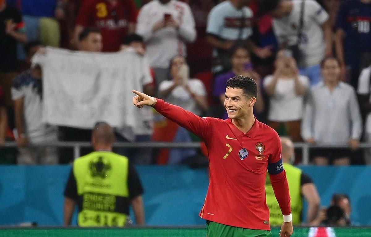 Ronaldo san bằng kỷ lục ghi bàn của huyền thoại Iran Ali Daei