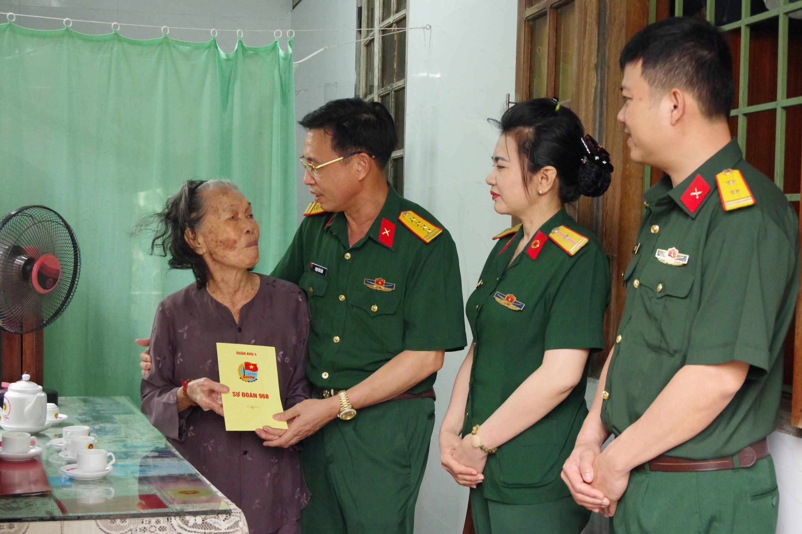 Sư đoàn 968 thăm, tặng quà gia đình chính sách, người có công nhân kỷ niệm 50 năm Ngày giải phóng miền Nam