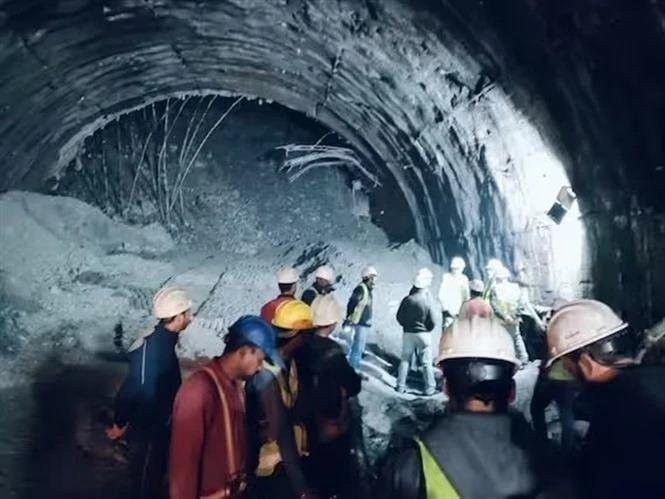Vụ sập đường hầm ở Ấn Độ: Các công nhân mắc kẹt có thể vẫn còn sống