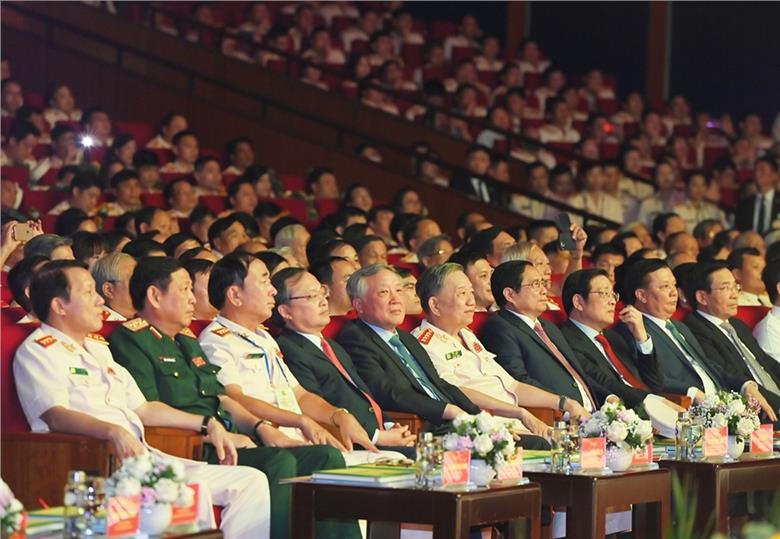 Thủ tướng: Cảnh sát nhân dân Việt Nam viết tiếp những bản anh hùng ca chiến thắng của thời kỳ mới
