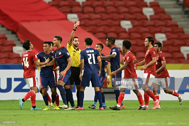 Indonesia vào chung kết trong trận cầu Singapore nhận đến 3 thẻ đỏ