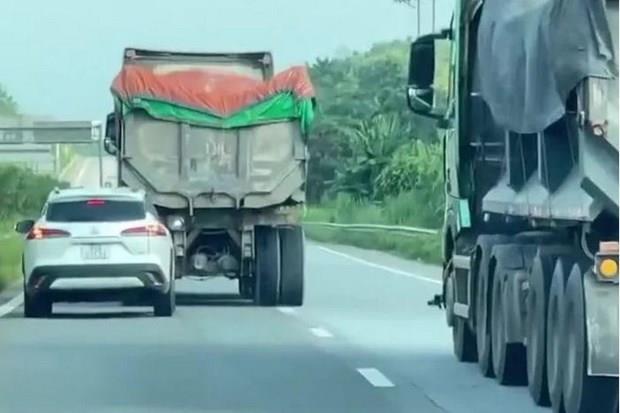Khởi tố 2 tài xế xe ben chèn ép ôtô con trên cao tốc Nội Bài-Lào Cai