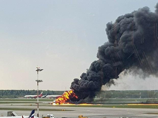 Nga: Máy bay bốc cháy dữ dội khi hạ cánh, 41 người thiệt mạng