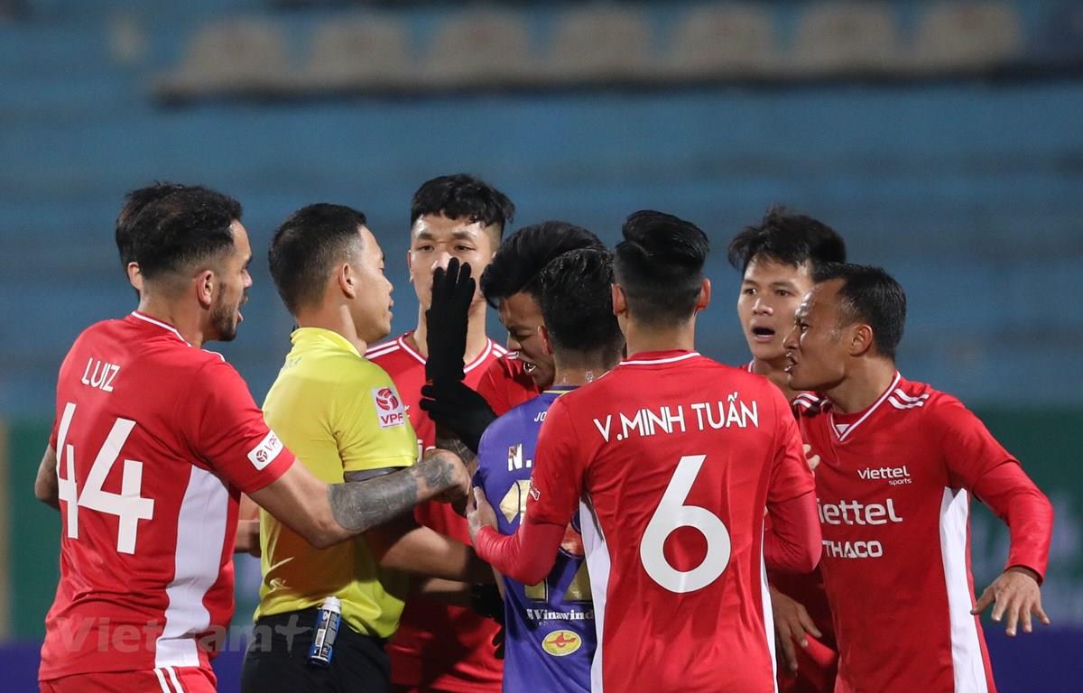 Vì sao cầu thủ Hà Nội để bóng chạm tay nhưng không bị thổi phạt đền?