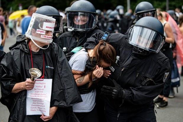 Cảnh sát Đức bắt giữ hàng trăm người biểu tình quá khích ở Berlin
