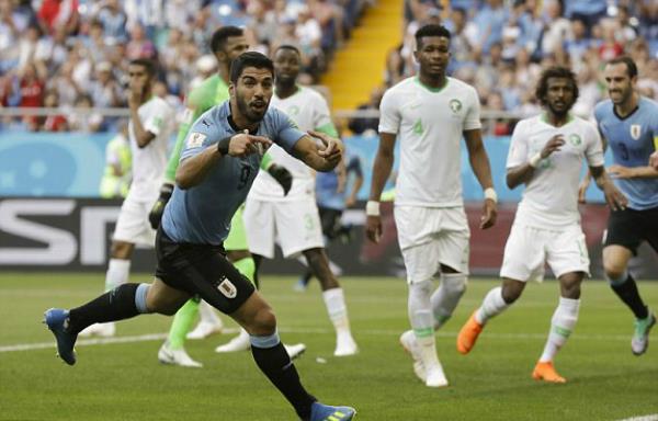 Suarez đưa Uruguay vào vòng 1/16