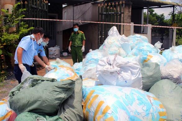 Đồng Nai: Phát hiện cơ sở tái chế hàng trăm nghìn khẩu trang phế liệu