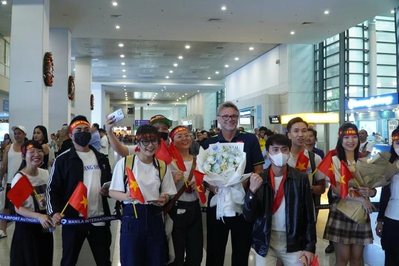 Cổ động viên chào đón Tuyển Việt Nam sang Philippines đá Vòng loại World Cup