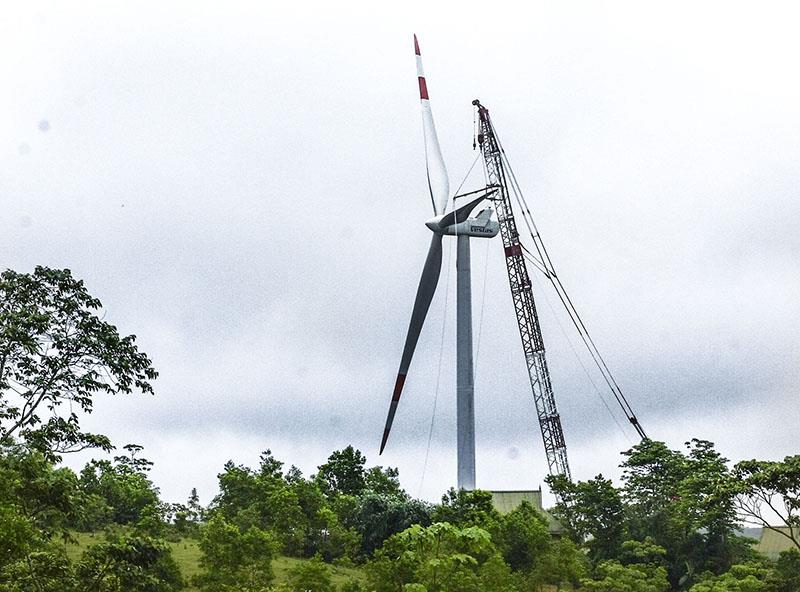 Lắp dựng thành công Tua-bin điện gió đầu tiên ở Quảng Trị