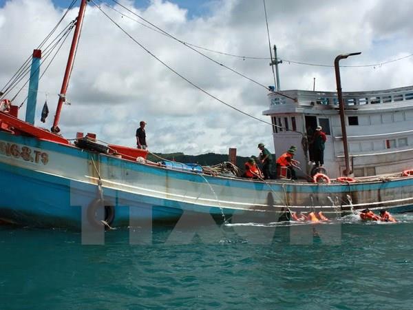 Quảng Ngãi: Cứu hộ khẩn cấp 6 ngư dân gặp nạn trên biển