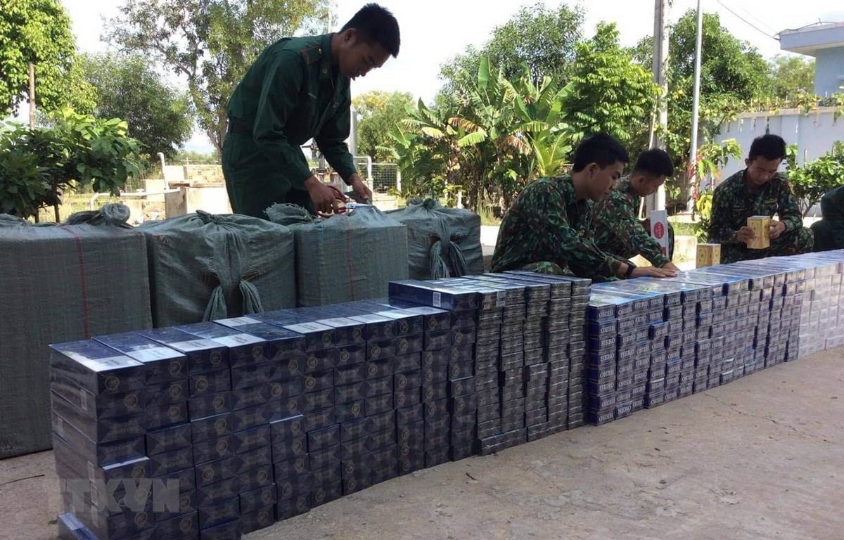 Nhóm buôn lậu vứt bỏ 7.500 bao thuốc lá ngoại để thoát thân