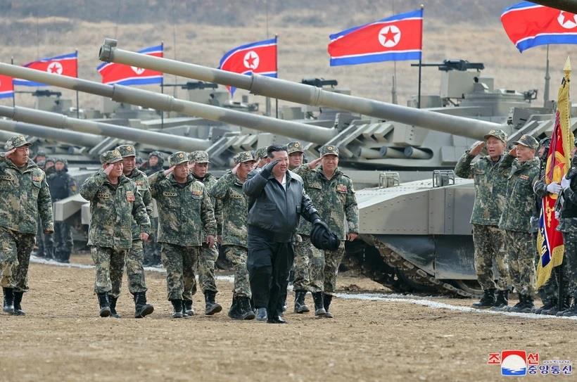 Nhà lãnh đạo Triều Tiên Kim Jong-un giám sát huấn luyện tác chiến trên không