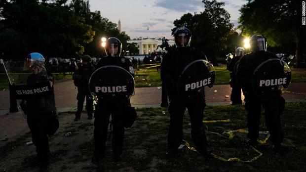 Người biểu tình vây kín Nhà Trắng, ông Trump được đưa xuống hầm ngầm