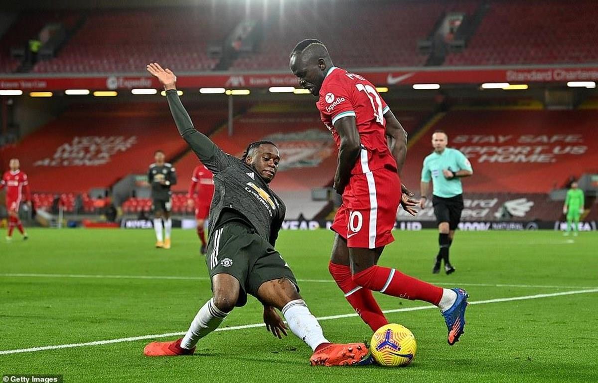Premier League: Liverpool-M.U chia điểm, Man City lên nhì bảng
