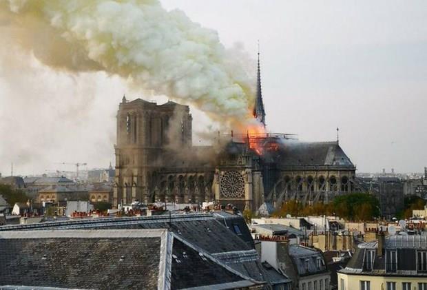 Pháp: Nhà thờ Đức Bà Paris bất ngờ bốc cháy dữ dội trong đêm