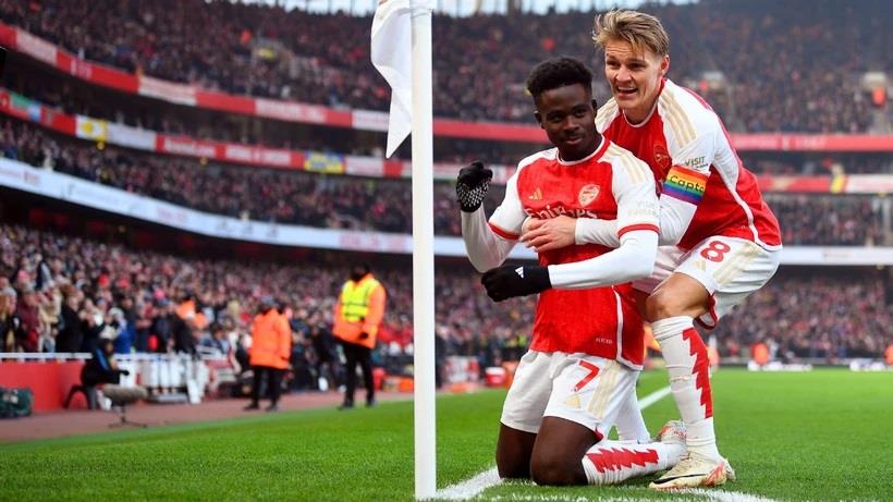 Premier League: Arsenal vững vàng ngôi đầu bảng, M.U bại trận