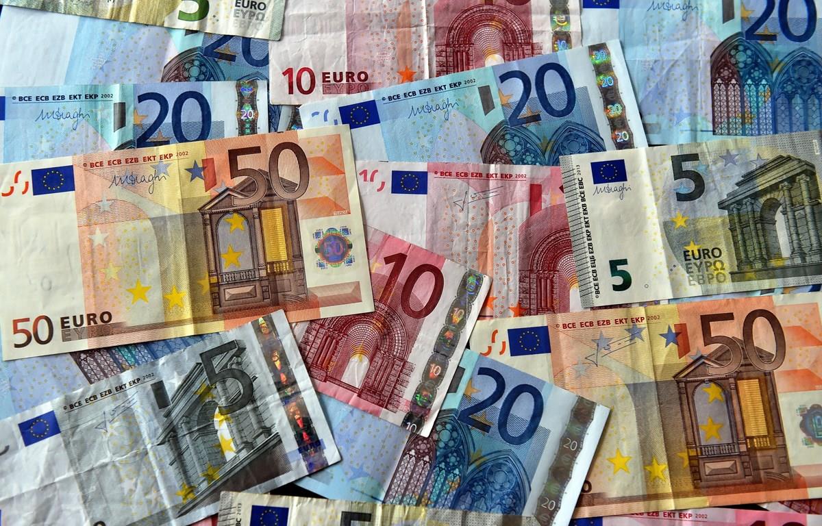 Eurozone bị hối thúc chia sẻ nợ công để giảm tác động của COVID-19