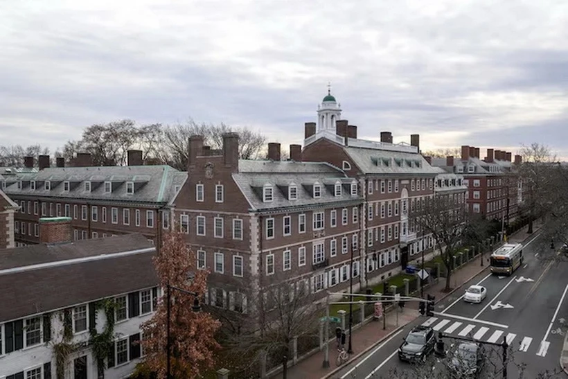 Bộ Giáo dục Mỹ tạm dừng tài trợ 8 tỷ USD cho Đại học Harvard