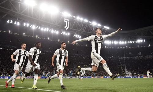 Hat-trick của Ronaldo đưa Juventus vào tứ kết Champions League