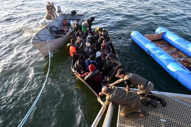Gần 100 người di cư được giải cứu ngoài khơi bờ biển Tunisia