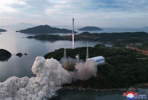 Hàn Quốc: Tàu chiến Trung Quốc đang trục vớt vệ tinh của Triều Tiên