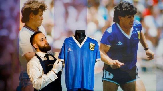 Áo thi đấu của siêu sao bóng đá Diego Maradona có giá cao kỷ lục