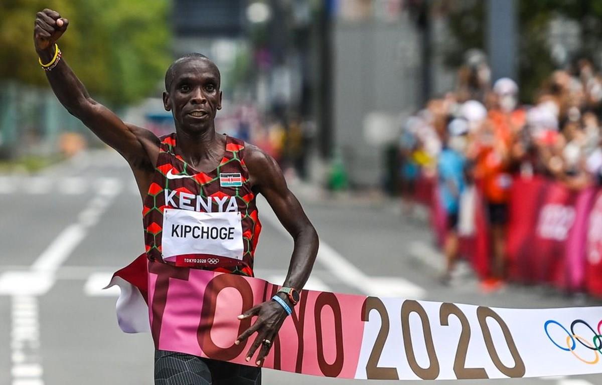 Kỷ lục gia Eliud Kipchoge bảo vệ thành công HCV marathon
