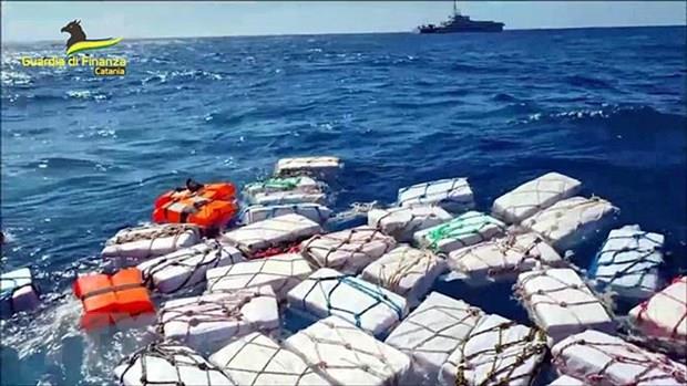 Lực lượng biên phòng Anh thu giữ hơn 1 tấn cocaine trôi nổi trên biển