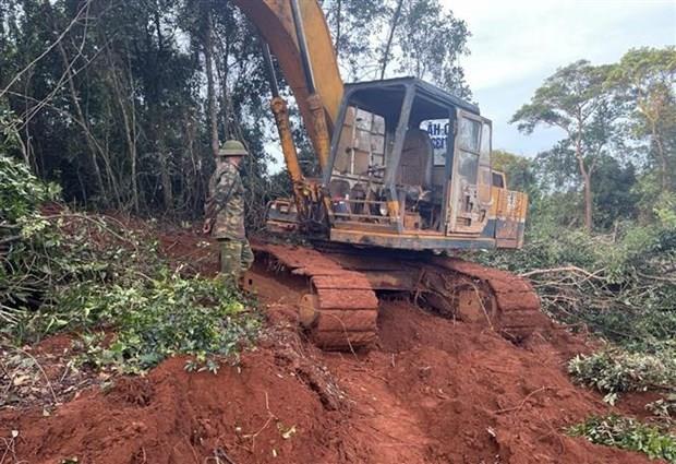 Bắt quả tang đối tượng dùng máy múc phá rừng ở Đắk Nông
