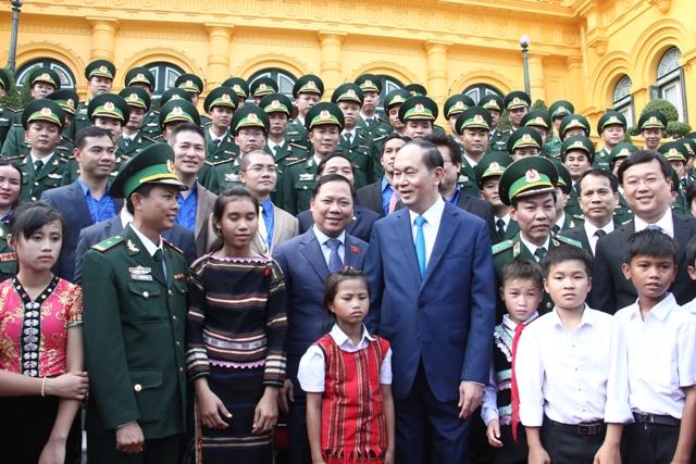 Chủ tịch nước Trần Đại Quang gặp các chiến sỹ biên phòng tiêu biểu tham gia chương trình “Chia sẻ cùng thầy cô”