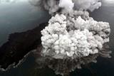Núi lửa Indonesia giảm 2/3 độ cao sau đợt phun trào gây sóng thần