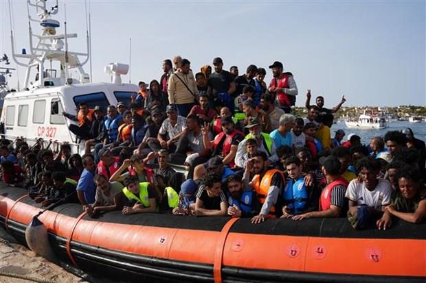 Italy giải cứu 245 người di cư có nguy cơ lật thuyền trên biển