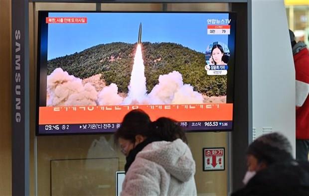 Hàn Quốc: Triều Tiên phóng hai vật thể nghi là tên lửa đạn đạo