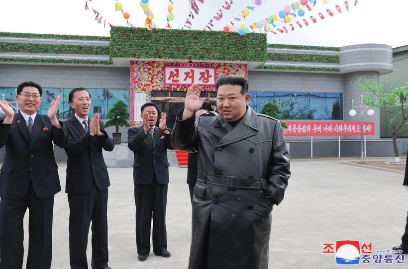Nhà lãnh đạo Kim Jong-un nhận được những bức ảnh chụp Nhà Trắng