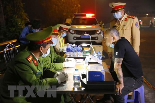Hà Nội: Tạm giữ lái xe uống rượu, bia và tấn công cảnh sát giao thông