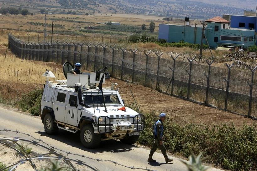 Một xe quân sự Liban trúng đạn súng máy của Israel