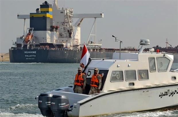 Tàu mắc cạn khiến lưu thông qua kênh đào Suez bị tắc nghẽn