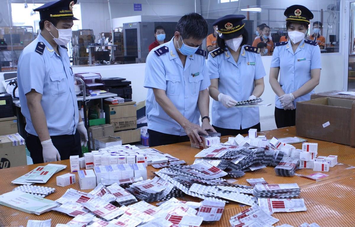 Hải quan bắt giữ hơn 60.000 viên thuốc điều trị COVID-19 nhập lậu