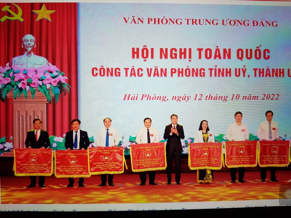 Đồng chí Lê Minh Hưng, Bí thư Trung ương Đảng, Chánh Văn phòng Trung ương trao Cờ thi đua xuất sắc của Văn phòng Trung ương Đảng cho Văn phòng Tỉnh ủy Quảng Trị.